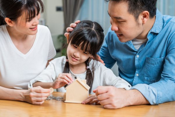 Asian,Father,And,Mother,Teach,Young,Daughter,To,Save,Money